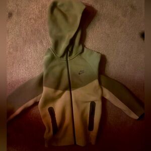 Men’s small green Nike tech